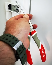 Műanyag ajtó beállítása imbuszkulccsal